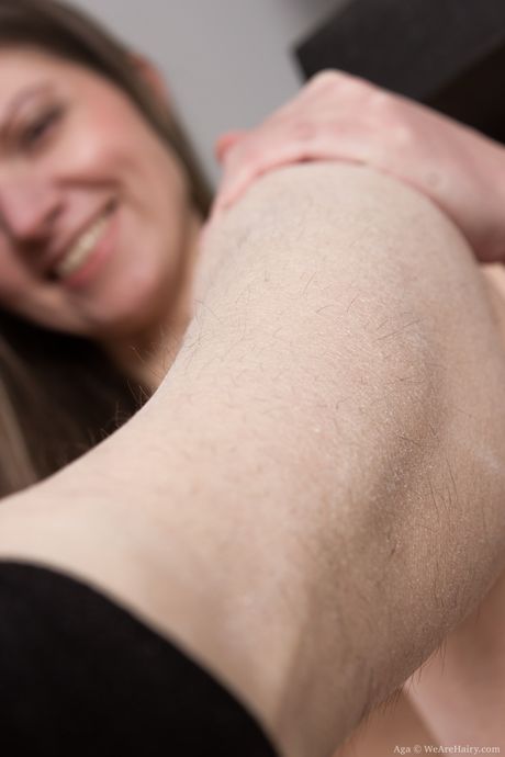 we are hairy: Piękna łotewska dziewczyna Agatha zdejmuje bieliznę i podkreśla swoją owłosioną cipkę