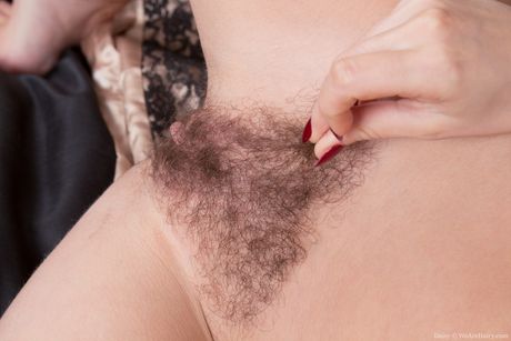 we are hairy: La mamma magra Daisy si spoglia del vestito e della lingerie e mostra il suo cespuglio