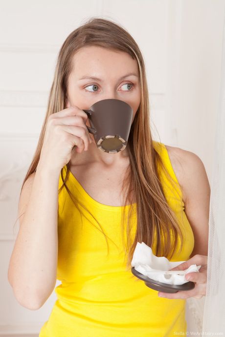 we are hairy: Cudowna rosyjska nastolatka Stella zdejmuje ubranie i odsłania swoją krzaczastą cipkę