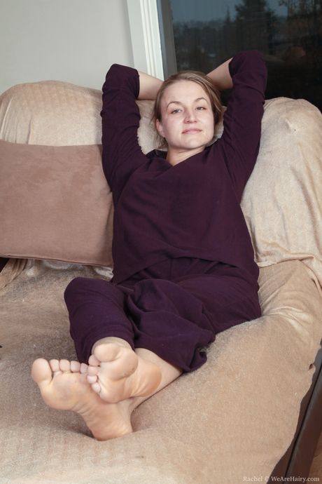 we are hairy: Ładna amerykańska ślicznotka Rachel palcuje swoją owłosioną cipkę na sofie