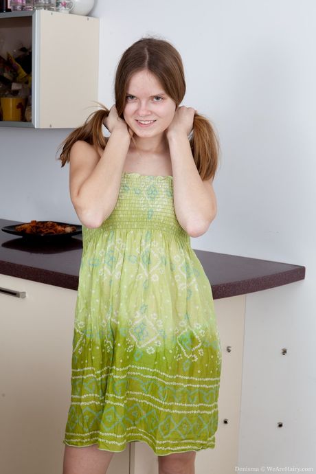 we are hairy: La delgada adolescente lituana Denisma juega con su coño peludo en la cocina
