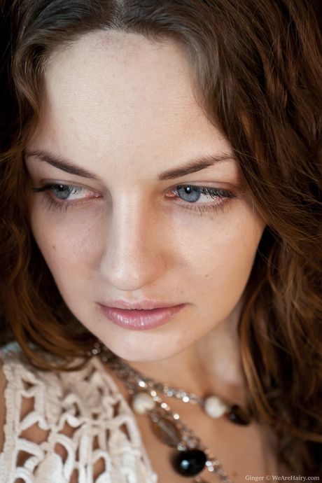 we are hairy: La esbelta ucraniana Lizi A se mete los dedos en el coño peludo mientras lee un libro