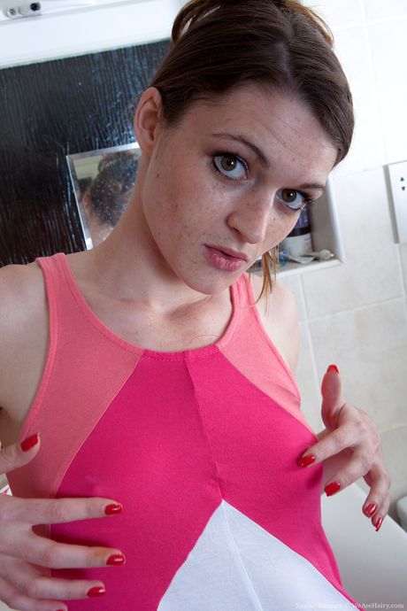 we are hairy: Das nette britische Baby Louise Harmen zieht alles aus, bevor sie unter der Dusche masturbiert