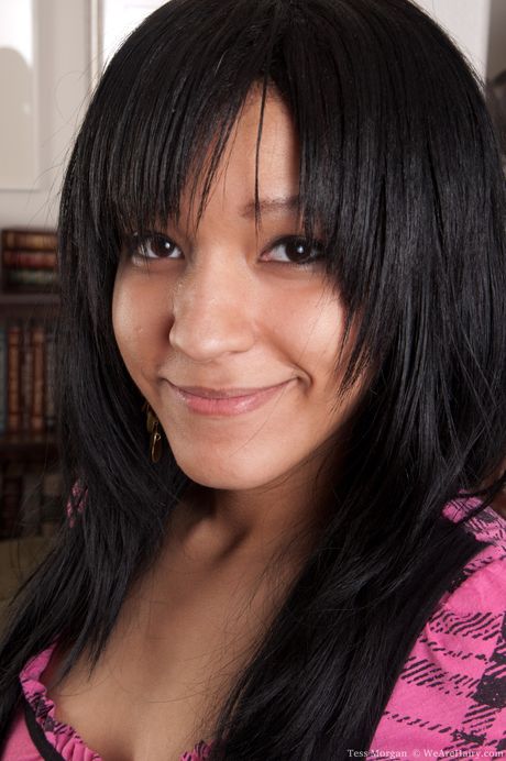 we are hairy: 精緻的美國娃娃 Tess Morgan 穿著黑色絲襪觸摸她的陰部