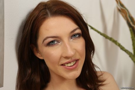 wet and puffy: Genialna czeska dziewczyna z okładki Chanel Kiss odsłania swoje naturalne małe cycki i bawi się swoją cipką