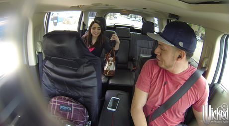 wicked: De verleidelijke Amerikaanse donkerharige Eva Sedona krijgt een kutbeet en een pikrit op de oprit