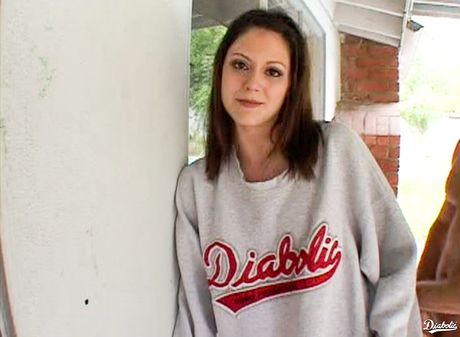 diabolic: A bela morena americana Kelsey Michaels chupa um pau grande e leva gozada no rosto